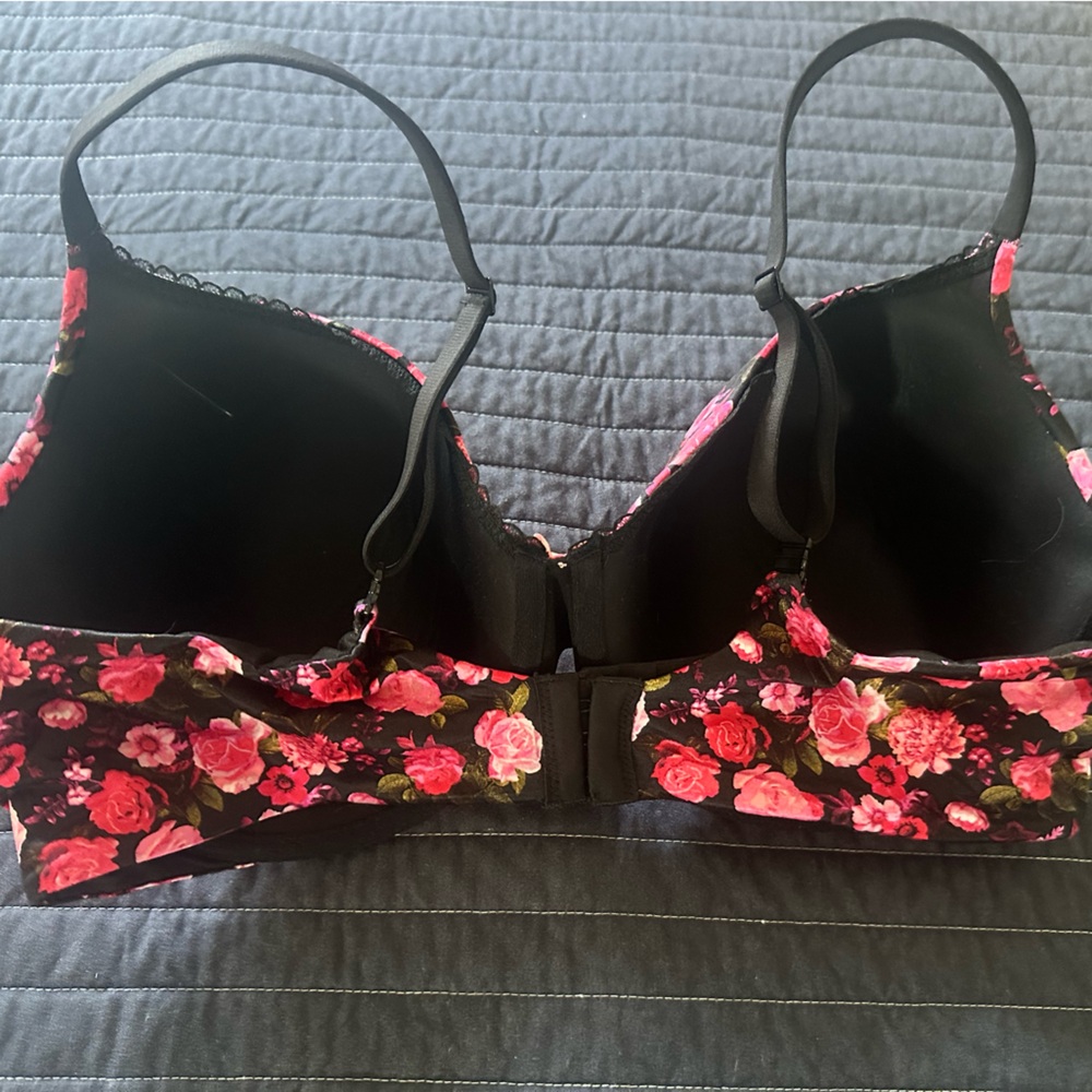 Victoria’s Secret never worn bra! - Picture 2 of 4
